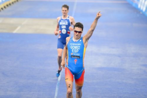 Javier Gomez sprinting to the finish line