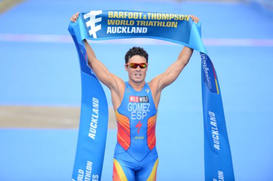 Javier Gomez wins the ITU triathlon in Auckland