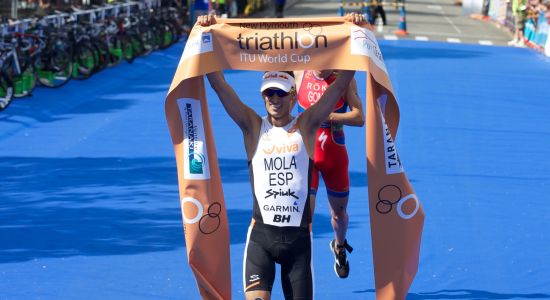 Mario Mola (ESP) won a high quality race in New Plymouth in 2014.