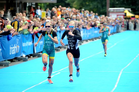 Emma Jackson and Nicole van der Kaay sprinting for the finish